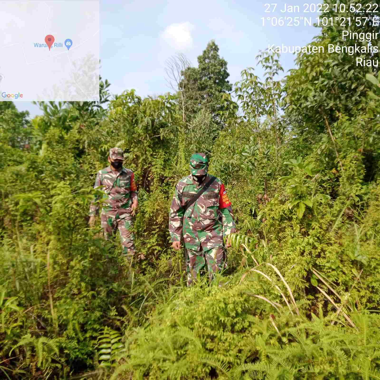 Serma Suprapto dan Kopda Muchsin Khan Patroli Karhutla di Desa Sungai Meranti