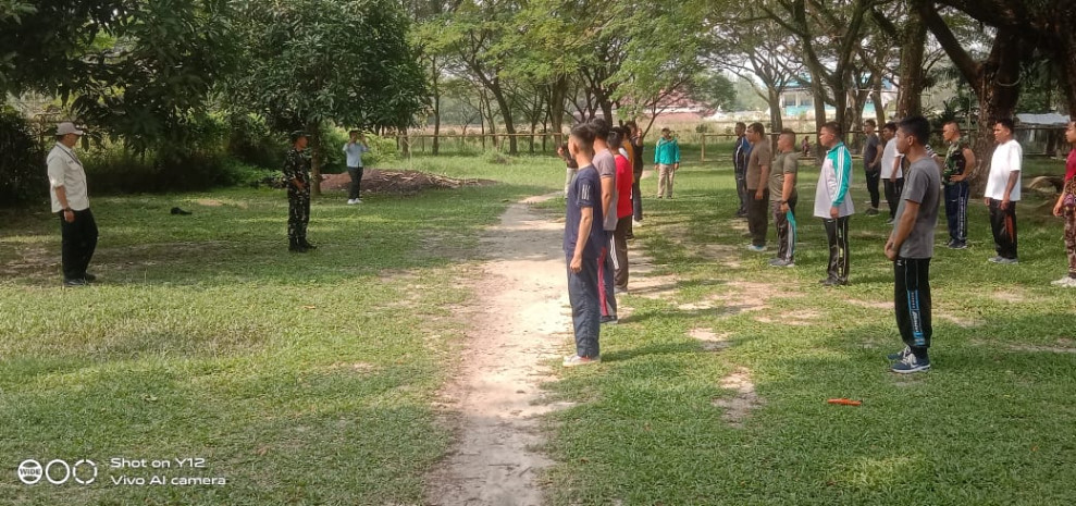 Babinsa Sertu SDG Barus Latih PBB Kepada Warga Pelajar yang ada di Kelurahan Batang Serosa