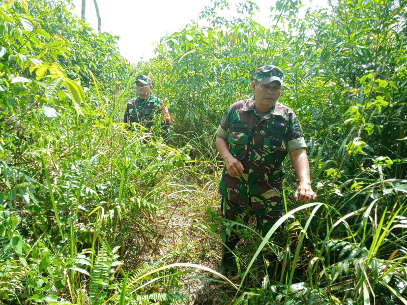 Terus Laksanakan Patroli, Babinsa Koramil 03/Mandau Serda Z. Panjaitan dan Kopda P. Samosir di Jalan Lingkar Balai Raja