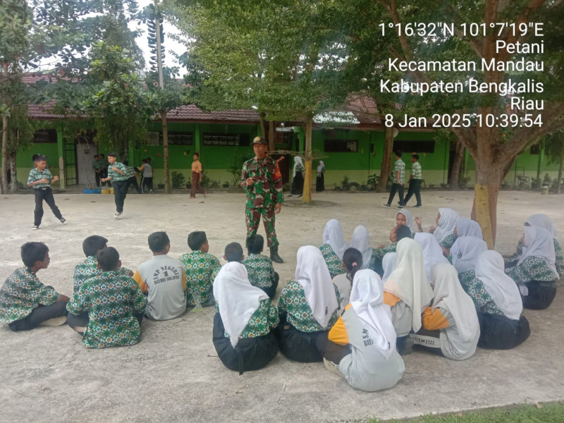 Babinsa Sertu S. Handoko, Berikan Penyuluhan Pancasila Kepada Siswa SMPN 1, Kampung Pancasila