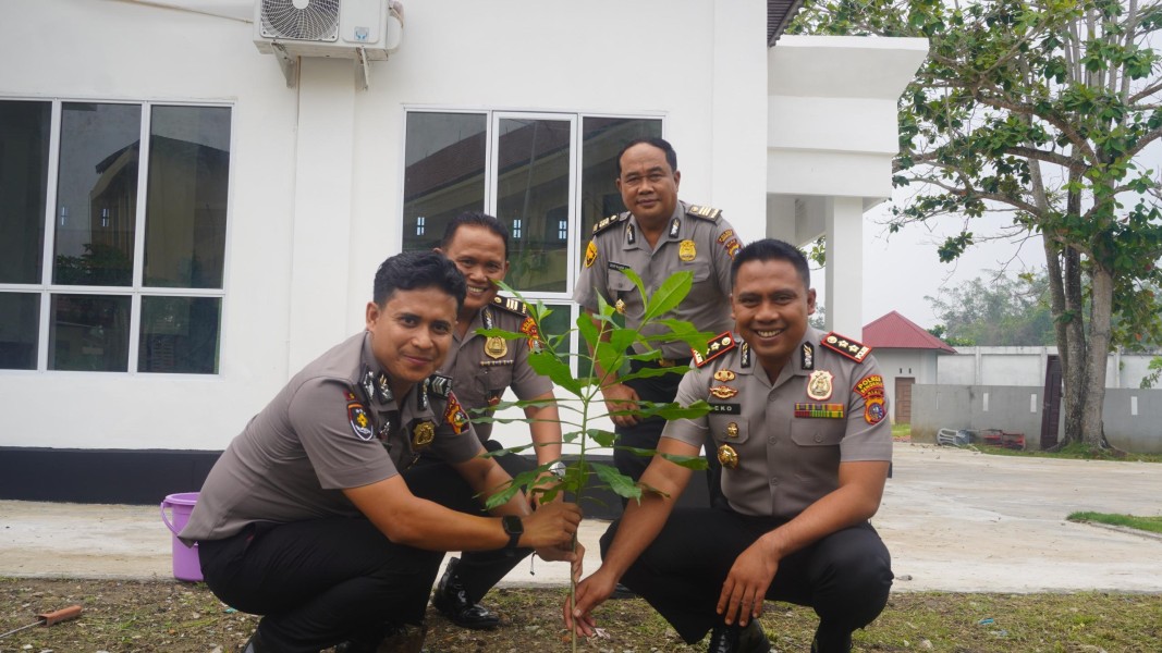 Dukung Program Green Policing Kapolda Riau, Pollres Bengkalis Ajak Masyarakat Peduli Lingkungan dan Tanam Pohon