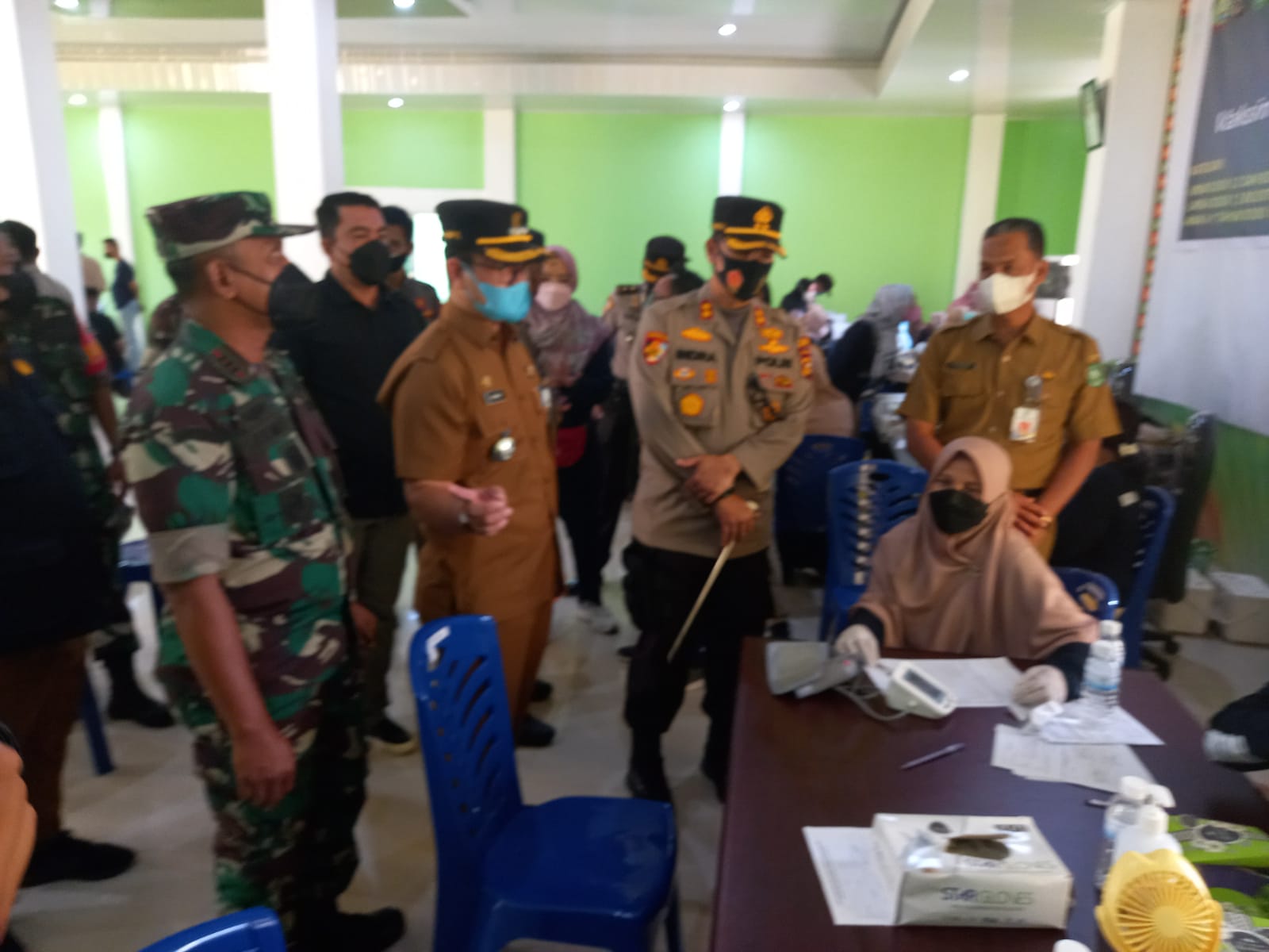 Danramil 03/Mandau Kapten Arh. Jemirianto, Tinjau Pelaksanaan Vaksinasi di Kantor Camat Batsol