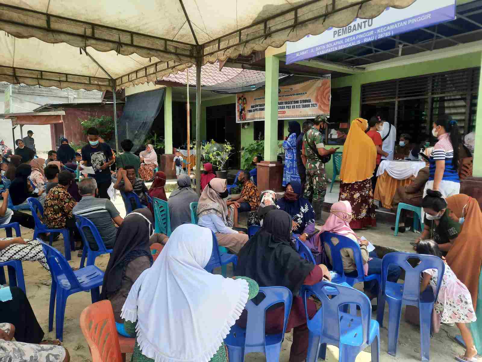 Babinsa Serma Suprapto Tinjau Serbuan 500 Vaksinasi di Pasar Pinggir