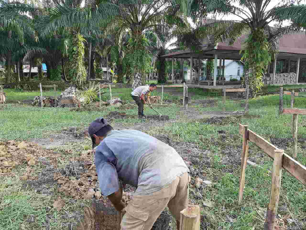 Bersama Masyarakat, Bripka Amriadi Anggota Polsek Rupat Goro Bangun Musholla