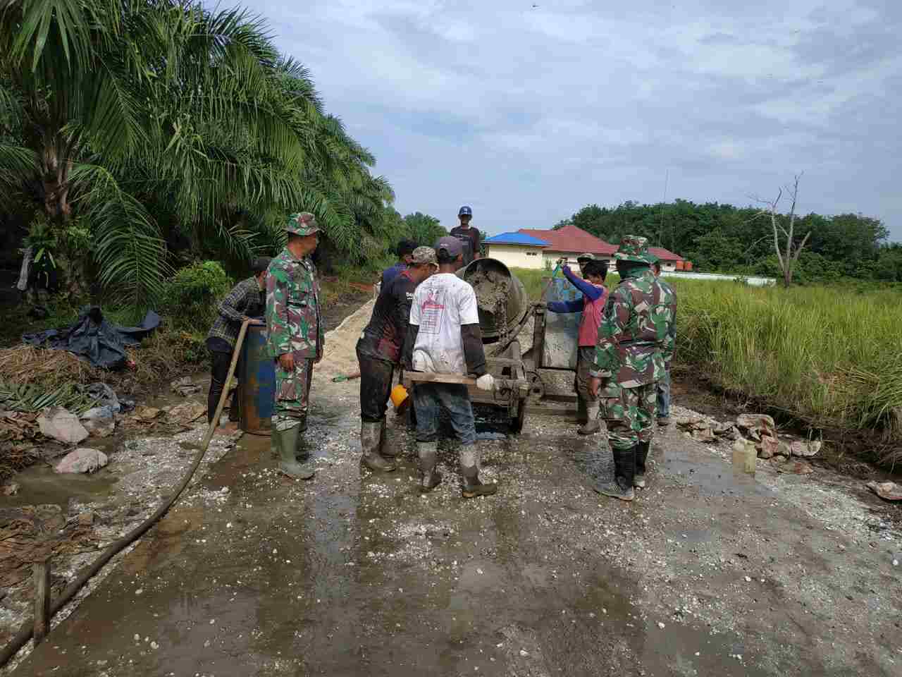 Satgas TMMD dan Warga Tetap Semangat Bangun Jalan