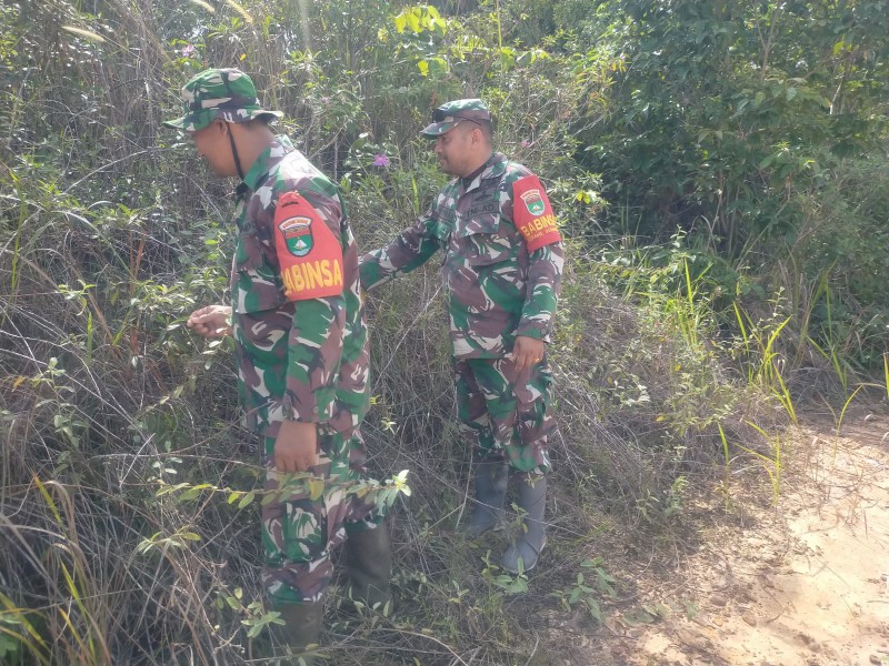 Babinsa Serma Tr.Lase, Serka Agung.S, Koptu M.Khan Patroli Karhutla di Kelurahan Pematang Pudu, Kecamatan Mandau