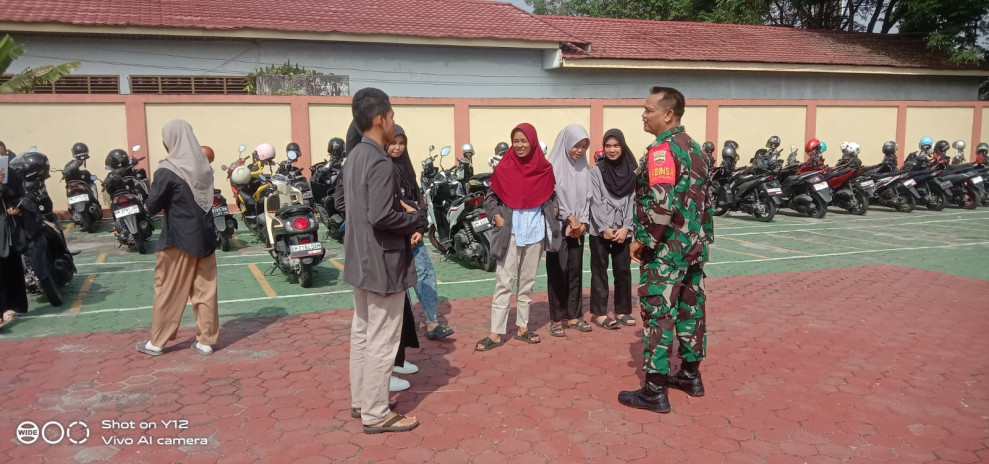 Babinsa Sertu Junaidi Berikan Komsos Pancasila Kepada Siswa SMA di Kampung Pancasila, Gajah Sakti