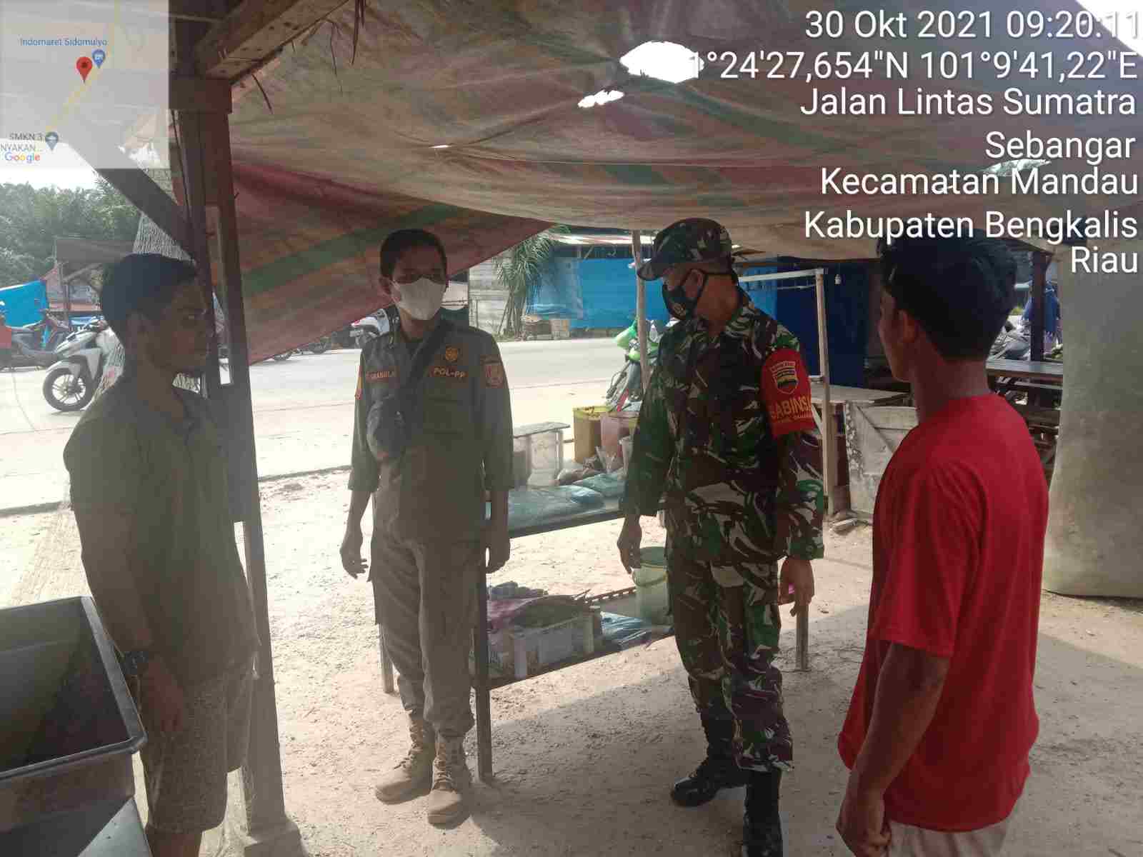 Gunakan Masker Saat Keluar Rumah Itu Pesan Sertu Handoko di Pasar Sidomulyo