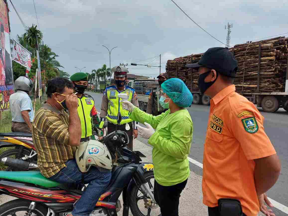 Koptu Heriyadi Jaga Pos Simpang Pokok Jengkol