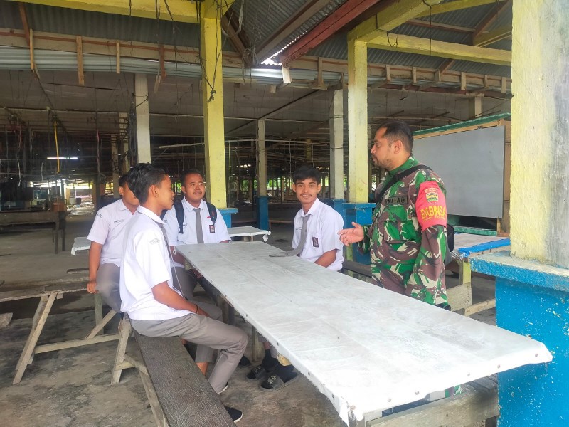Babinsa Koptu Muchsin Komsos Mengenai Pemahaman Pancasila Kepada Siswa SMAN 8