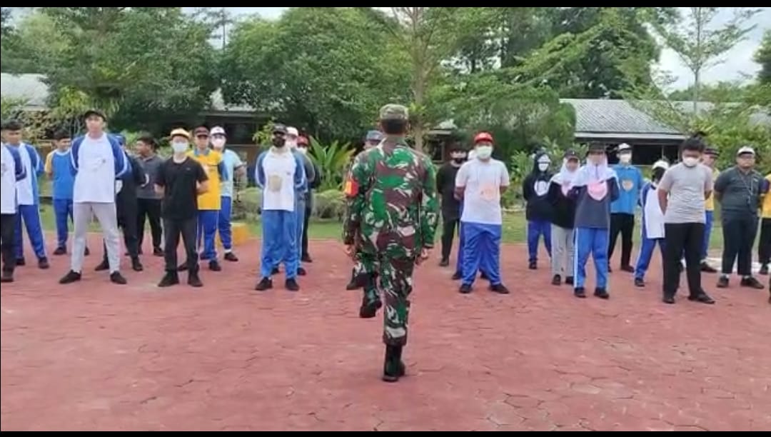 Babinsa Serka Ristiyo Latih PBB Pelajar di Kampung Pancasila