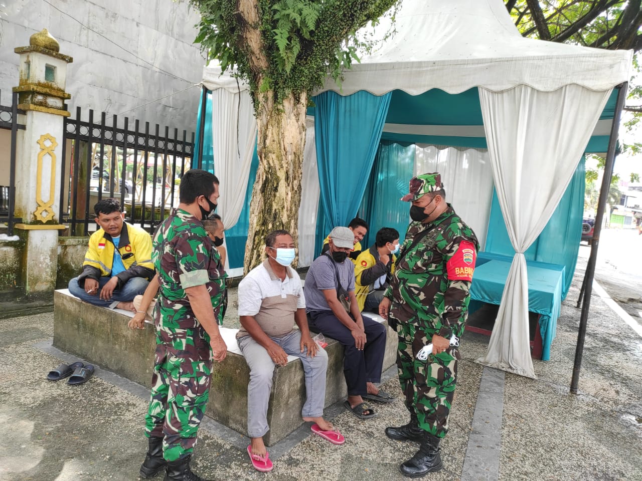 Sertu Rosdianto dan Serda Chandrawan.  Himbau Protkes Depan Kantor Camat Mandau