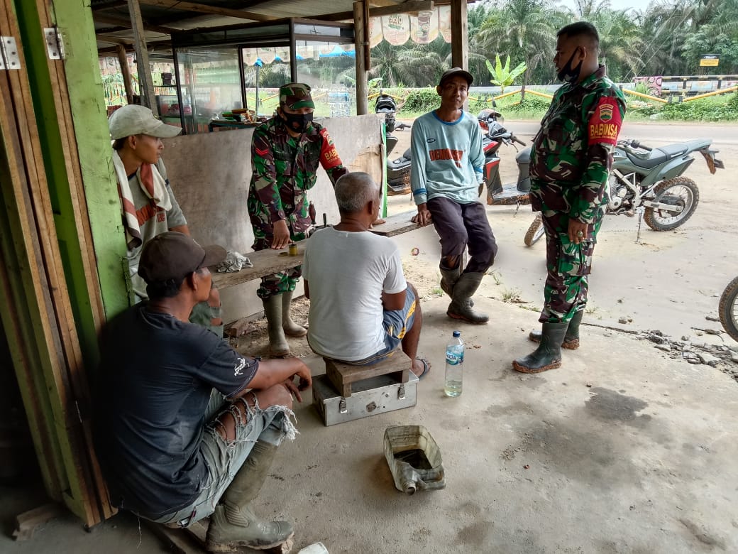 Babinsa Koramil 04/Mandau Serka Agusliadi dan Koptu M. Silaban Komsos di Desa Petani