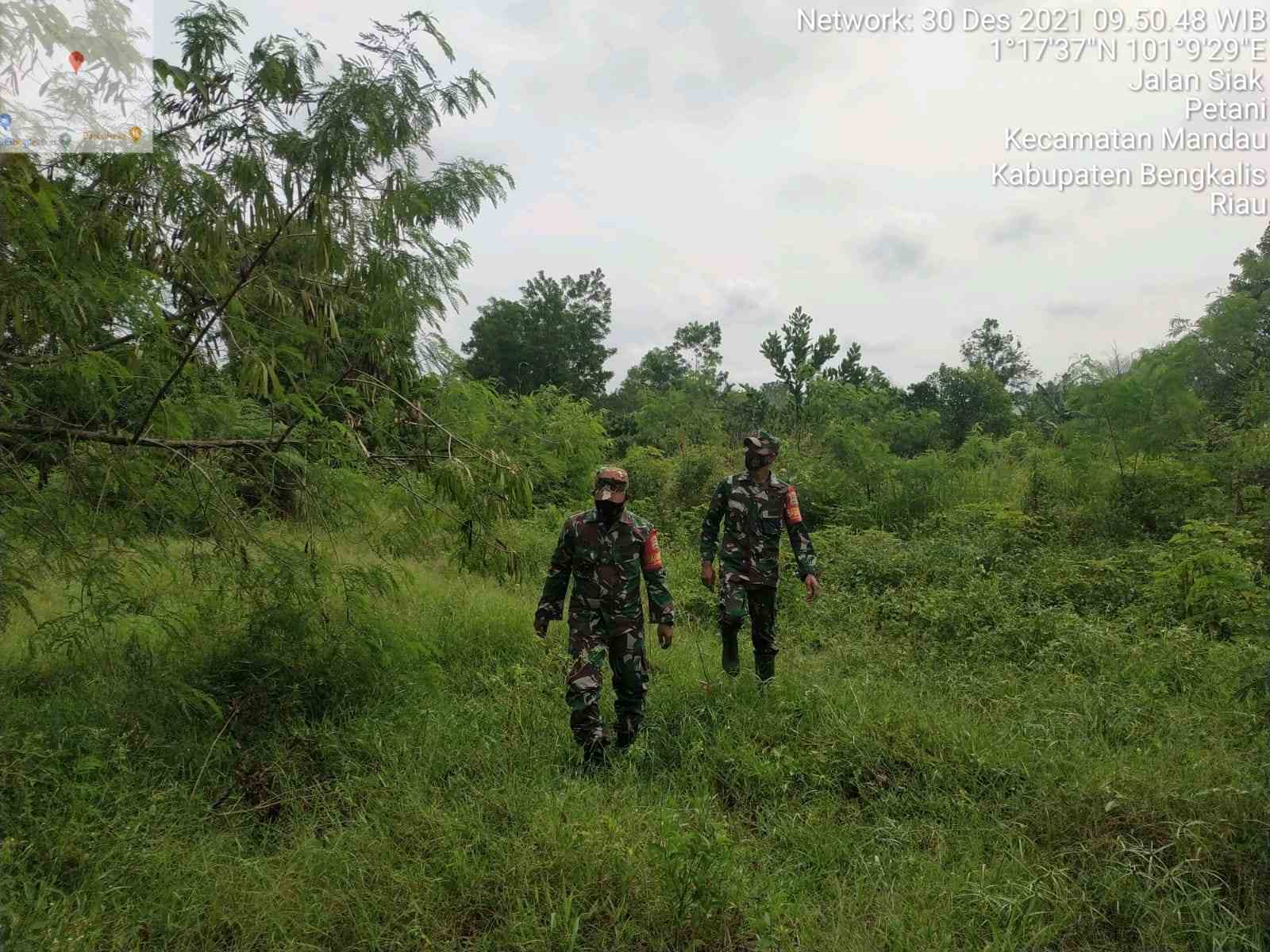 Sertu Roy Pardomuan dan Sertu Robbi Patroli Karhutla di Desa Simpang Padang