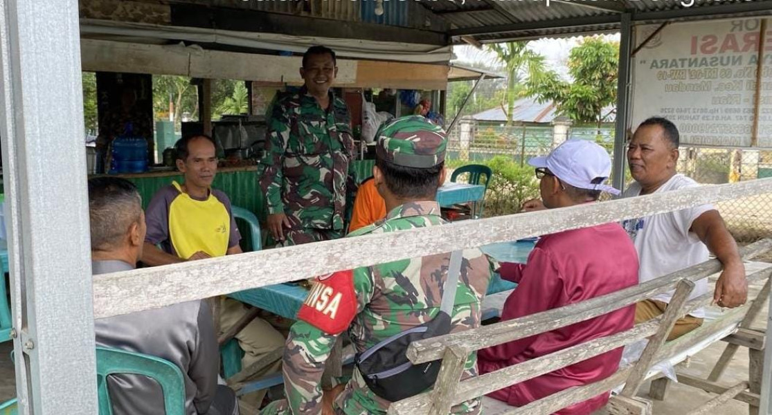Babinsa Pratu IK. Sinaga Berikan Penyuluhan Pancasila Kepada Warga Desa Pinggir, Kampung Pancasila