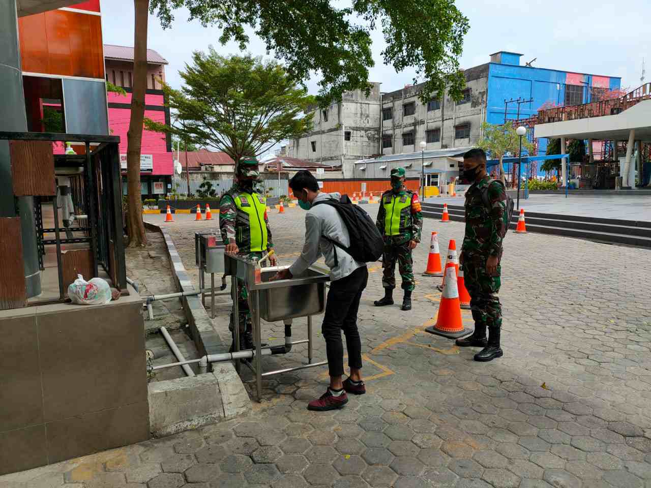 Babinsa Himbau Warga Berkunjung ke Mancy Gunakan Masker