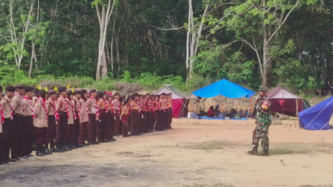 Babinsa Sertu Roy P. Berikan Komsos Pancasila Kepada Warga Desa Pinggir di Kampung Pancasila