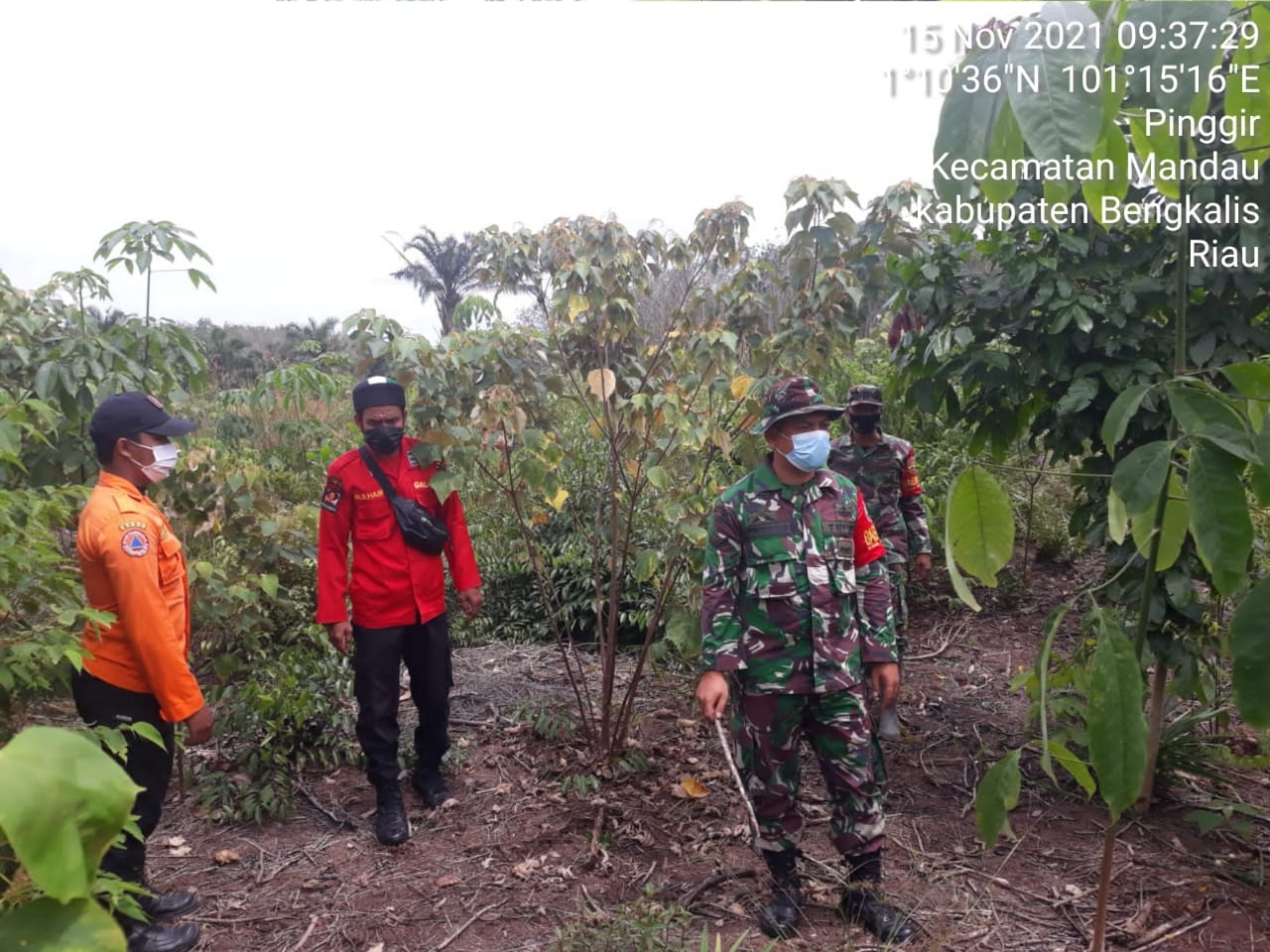 Serda Tiopan Silaban, Kopda Bambang Laksanakan Patroli Karhutla di Desa Pinggir