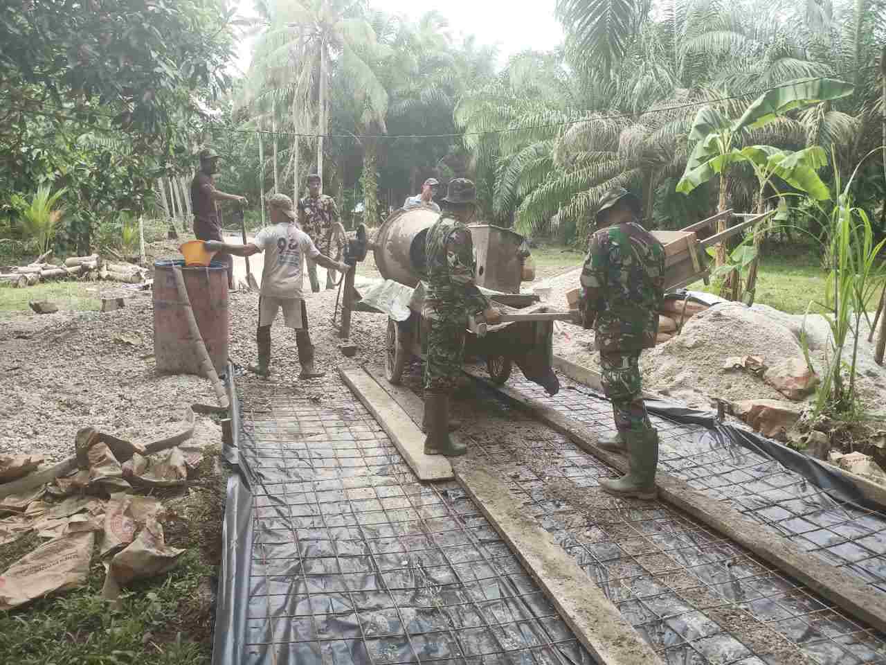 Jalan Desa Terisolir pun Turut Dibangun TNI Dalam TMMD 108