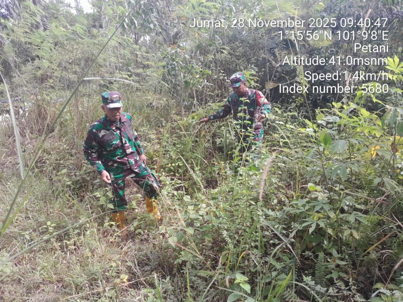 Babinsa Serma Fauzi, Sertu M.Fikri, Serda Reza Hamdani Patroli Karhutla di Kelurahan Air Jamban, Mandau