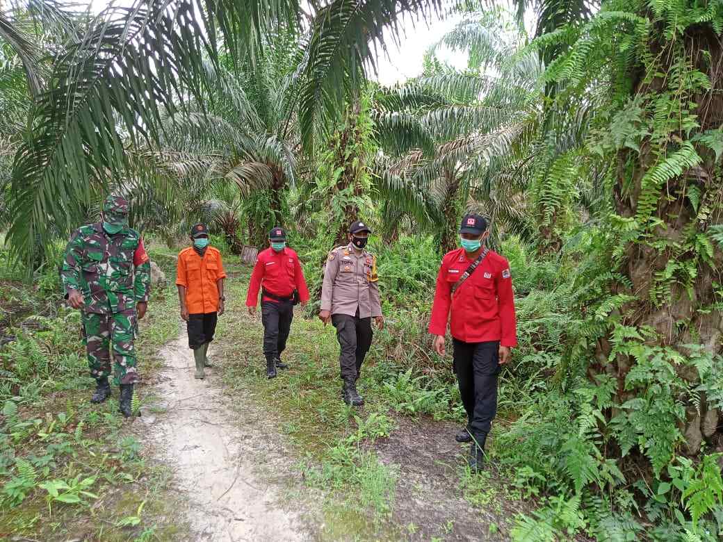Mengurangi Titik Api, Serda A. Junaidi Pimpin Patroli Karhutla di Desa Buluh Apo