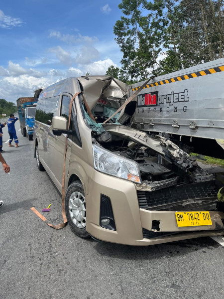 Diduga Mengantuk, Mini Bus Tabrak Bagian Belakang Truk Pengangkut Besi di Tol Permai