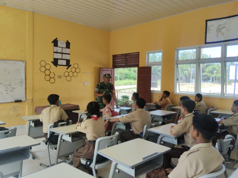 Babinsa Koptu P. Samosir Berikan Pemahaman Pancasila Kepada Siswa SMPN 7 Talang Muandau