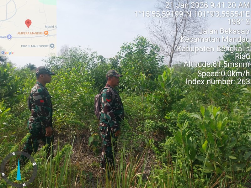 Babinsa Koptu Bambang, Praka Indro Sinaga, Pratu D.N Simanungkalit Patroli Karhutla di jalan Rangau