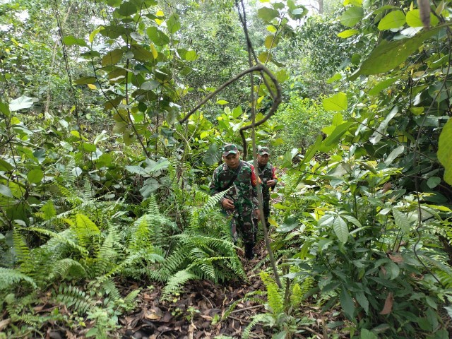 Babinsa Koramil 03/Mandau Sertu Rosdianto dan Serda AT. Silaban, terus Laksanakan Patroli Karhuta di Balai Raja Pinggir