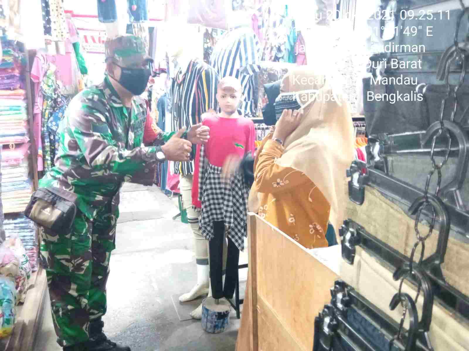 Taatilah Protkes Covid, Pesan Pelda Amiruddin di Pasar Sidomulyo Kulim
