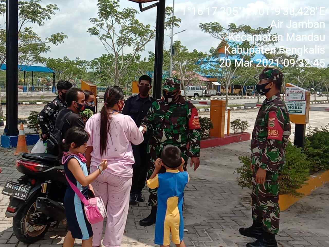 Serka N. Saragih dan Serda Handoko Cek Pengunjung Waterpark Harationica