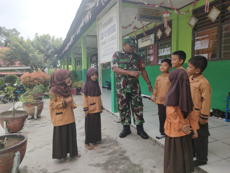 Babinsa Serma Agusliadi, Berikan Penyuluhan Pancasila Kepada Siswa SDN 40 Kelurahan Babussalam, di Kampung Pancasila