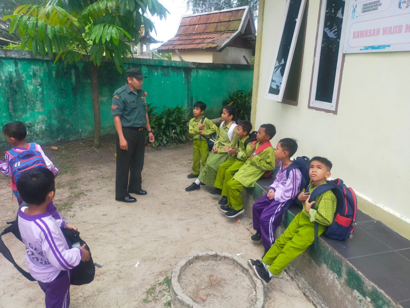 Babinsa Koptu Muchsin Khan Berikan Komsos Pancasila Kepada Siswa SDN 2 Mandau