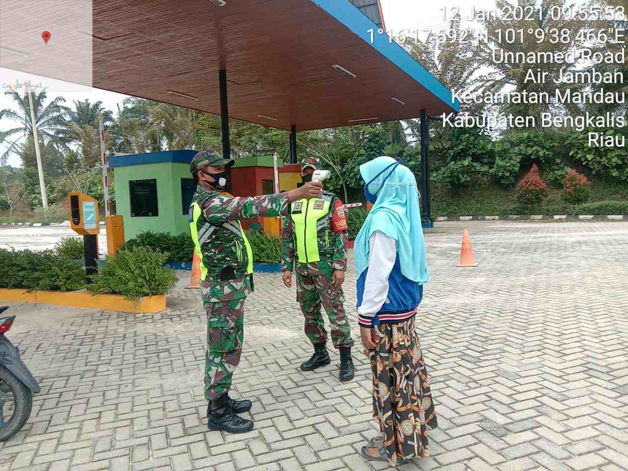 Antisipasi Penularan Covid-19, Serda S. Handoko Giat Sosialisasi Prokes