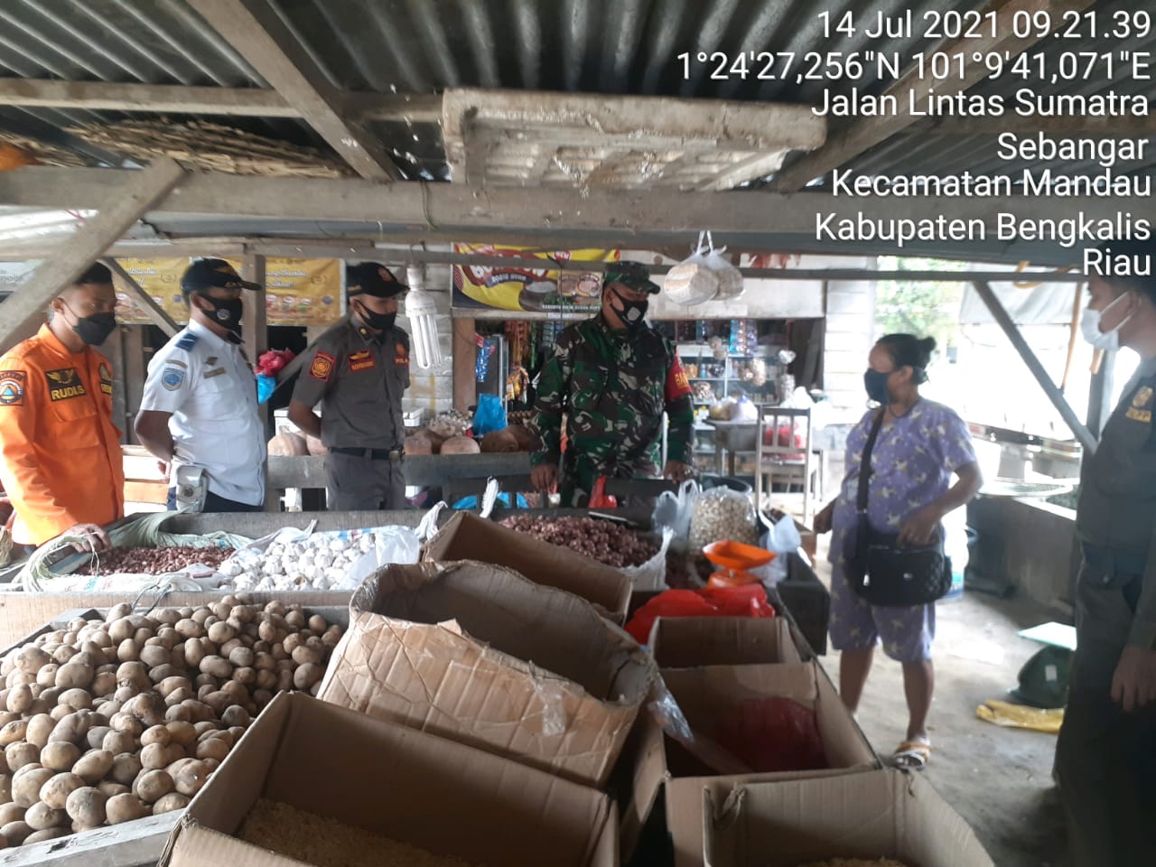 Serka Agusliadi Himbau Pengunjung Pasar Sidomulyo Agar Protkes dan Gunakan Masker