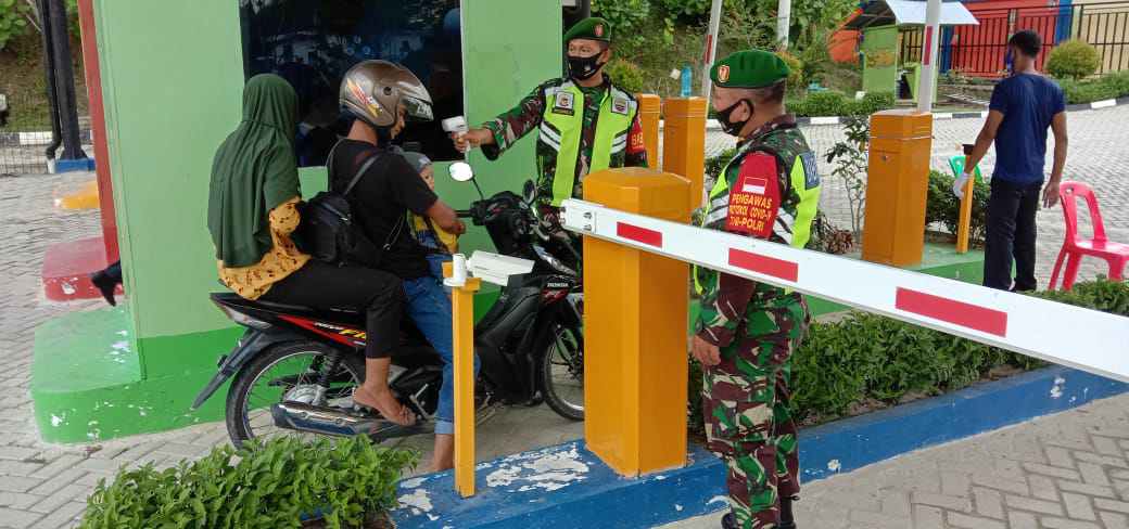 Serma Amiruddin Babinsa Koramil 04/Mandau Himbau Wajib Masker dan Protkes di Waterpark Harationica