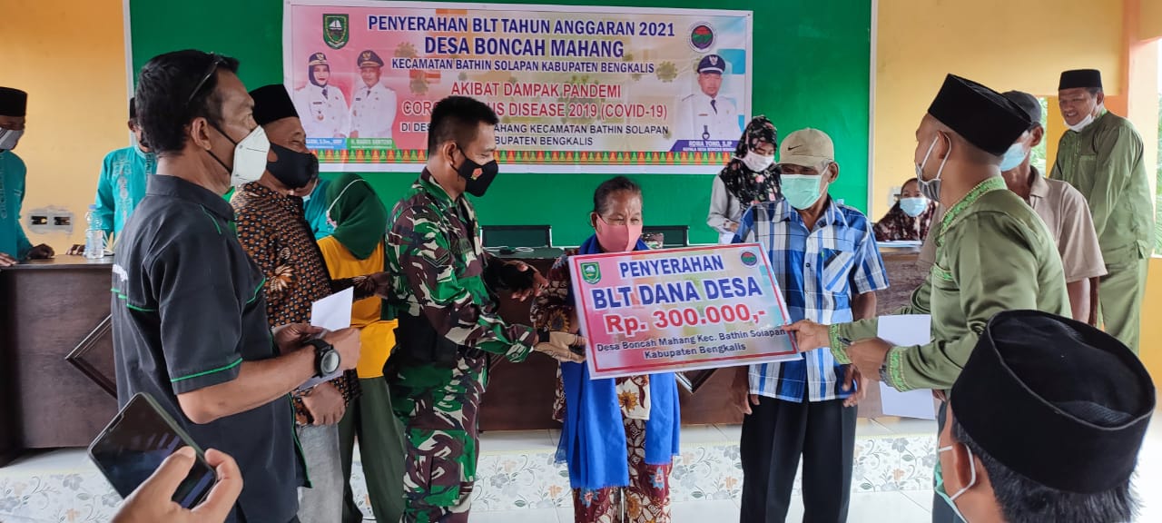 Serda Awaluddin Hadiri Penyerahan BLT Tahap II Desa Boncah Mahang Tetap Jalankan Protkes Covid 19
