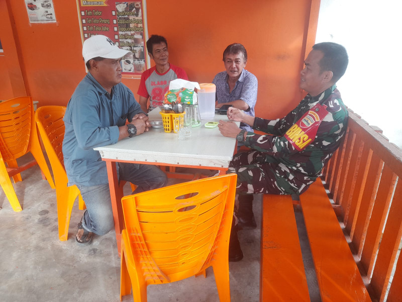 Babinsa Ssrtu Alinaspi Berikan Komsos Pancasila Kepada Warga RT 02 RW 08 Balik Alam