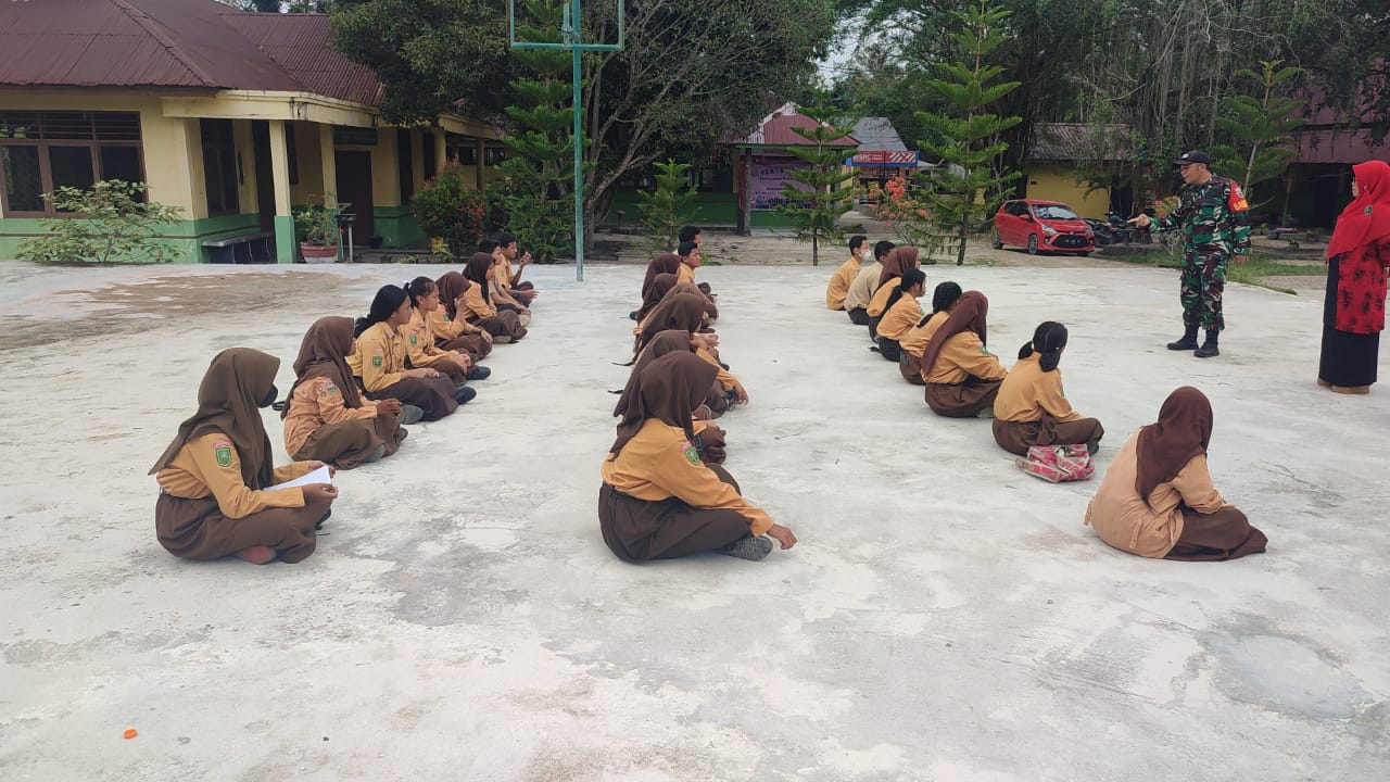 Babinsa Serda Awaluddin Beri Komsos Wawasan Pancasila Kepada Siswa SMPN 3