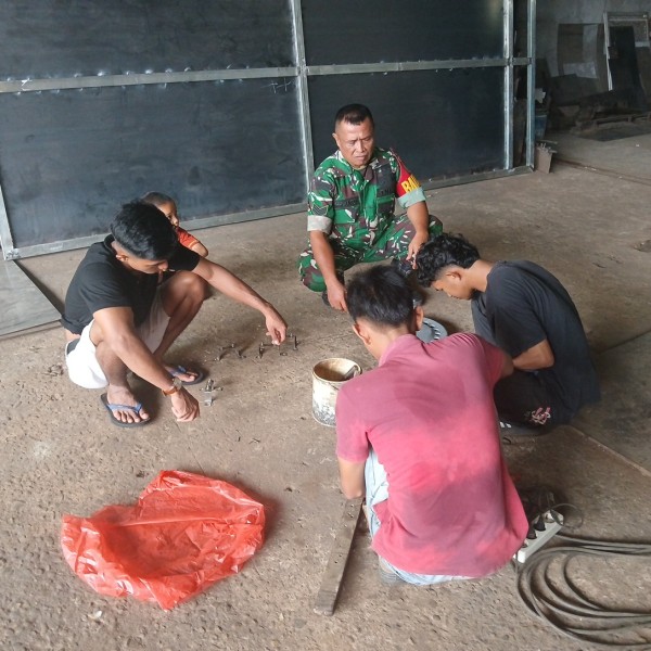 Babinsa Serka Rosdianto Berikan Pemahaman Pancasila Kepada Warga Jalan Tegal Sari, Kecamatan Mandau