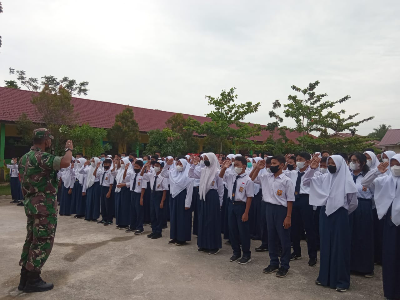 Pelda Amiruddin Berikan Pemahaman Materi Salam Pancasila di SMPN 11 Mandau