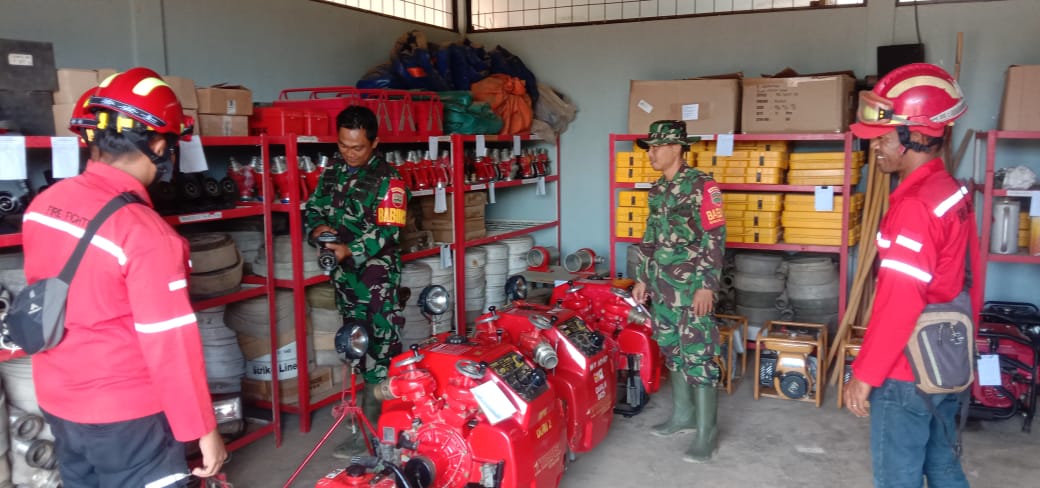 Babinsa Koramil 03/Mandau Serda Fikri dan Kopda Bambang Cek Peralatan Karhutla