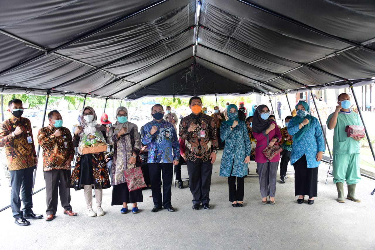 Kunjungi Mandau, Pj Bupati Bengkalis Beri Semangat Kepada Tenaga Medis