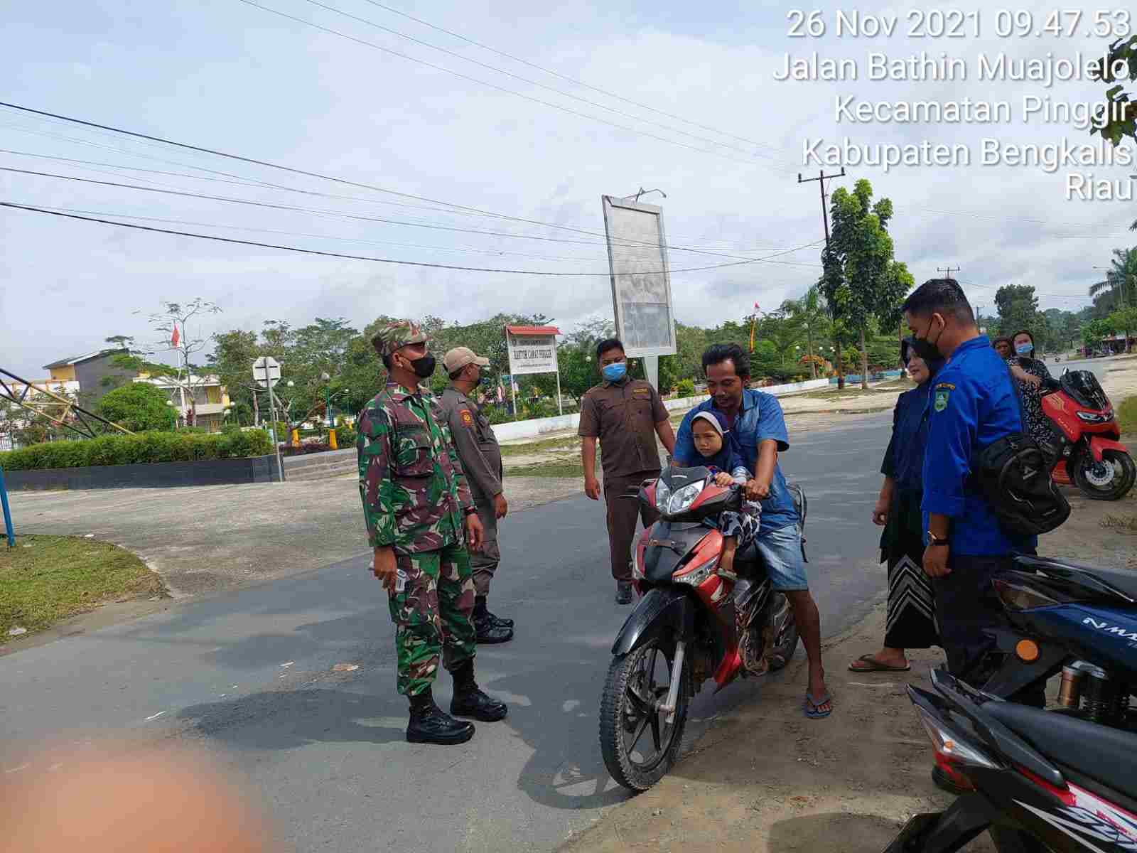 Babinsa Serda D. Simanjuntak Penerapan 3 M di Jalan Bathin Muajolelo
