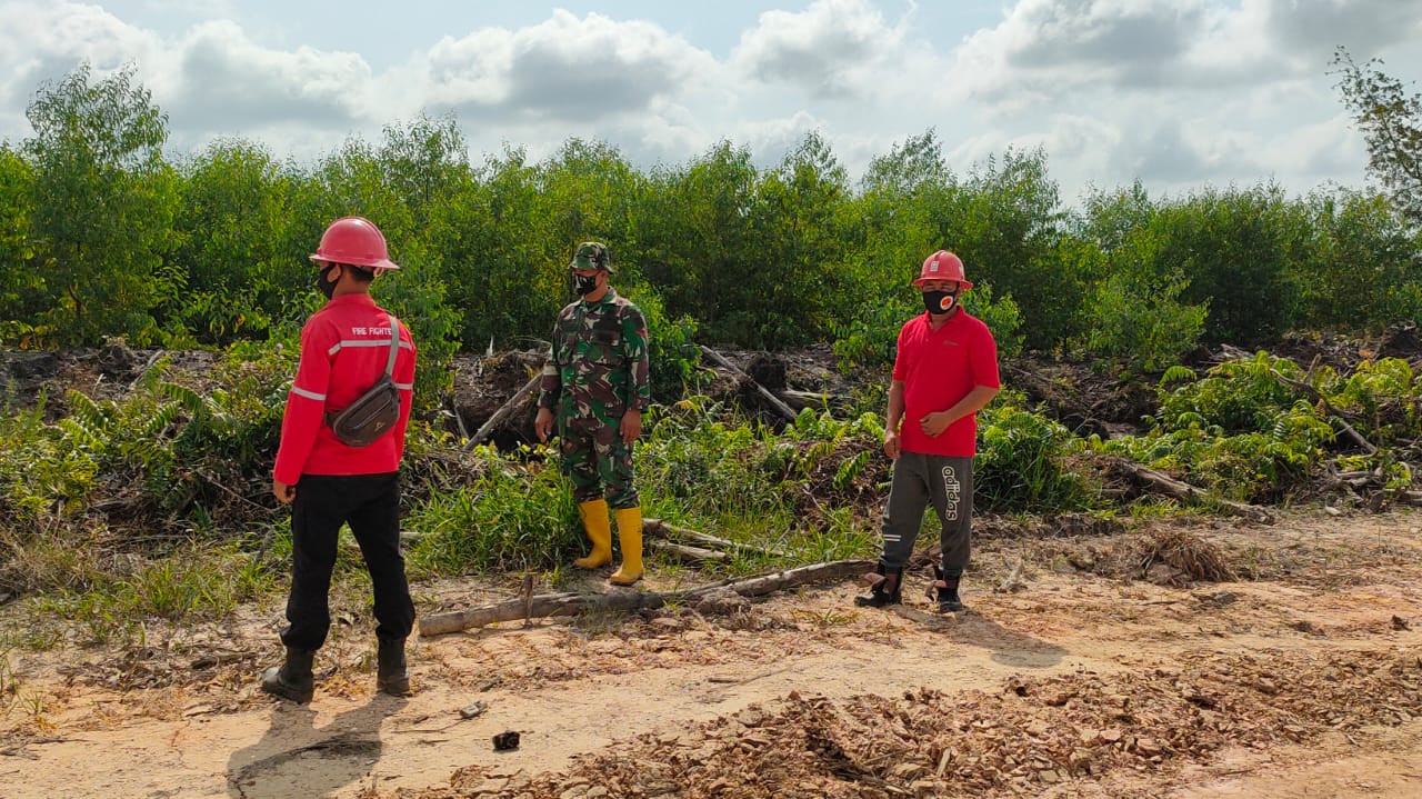 Serda P. Sinaga dan Kopda Bambang dan RPK Distrik Duri Patroli Karhutla di Desa Melibur