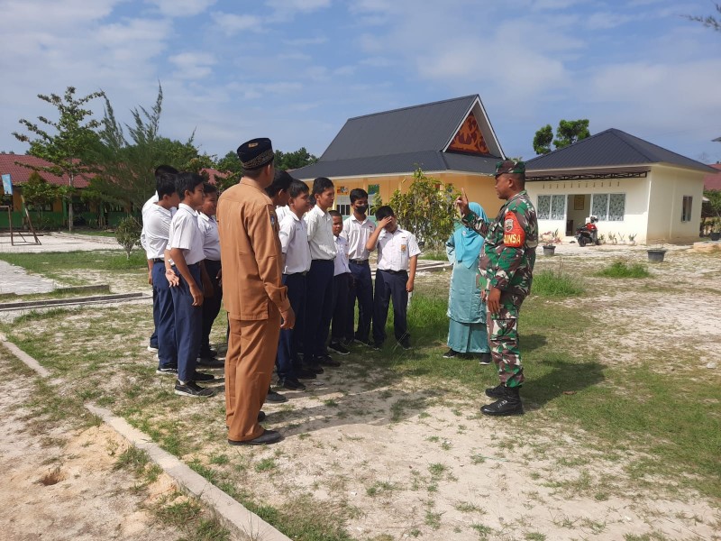 Serda Ahamd Junaidi Berikan Penyuluhan Pancasila kepada Siswa di Kampung Pancasila Duri