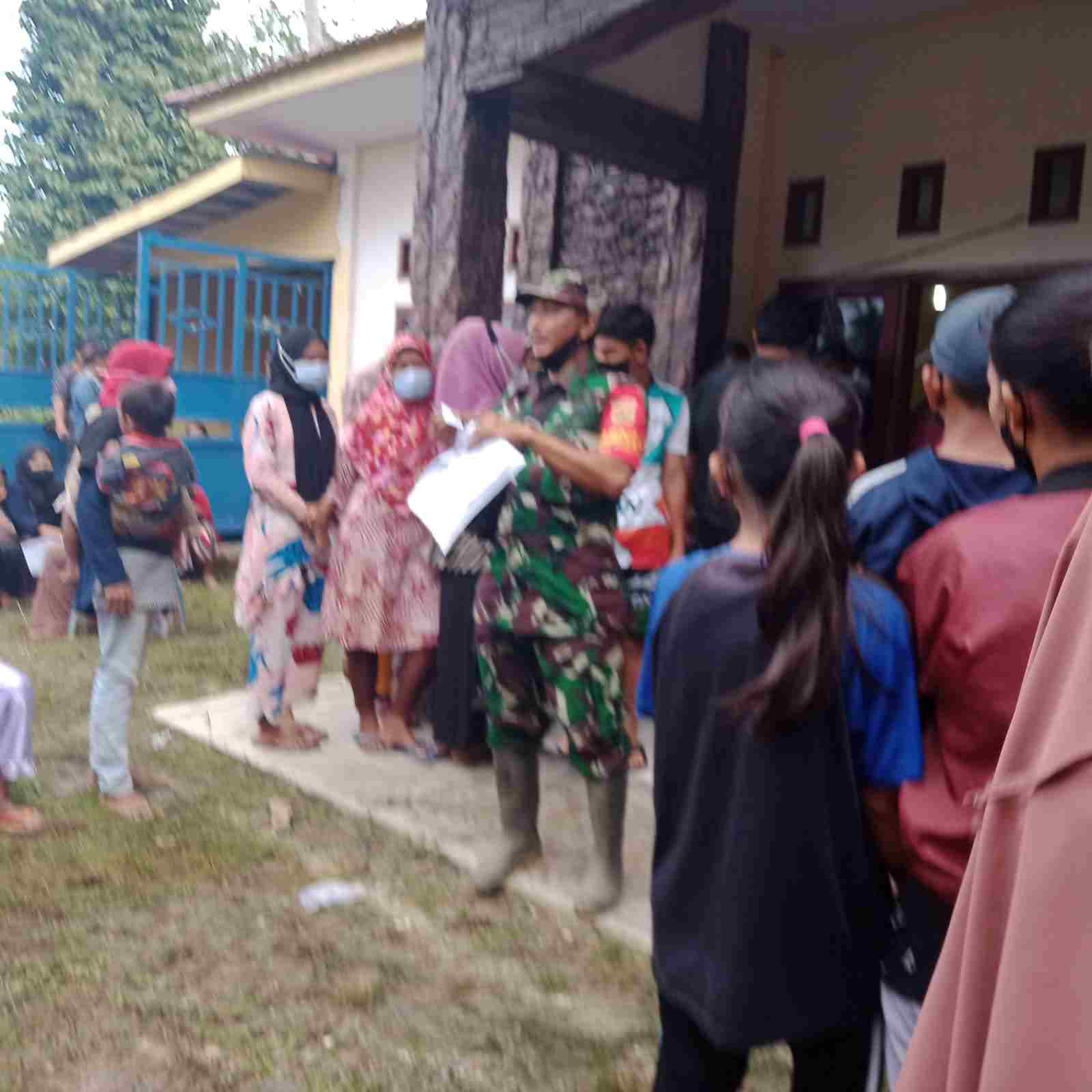Babinsa Serma Suprapto Tinjau Serbuan 500 Vaksinasi di Dusun Sialang Muda