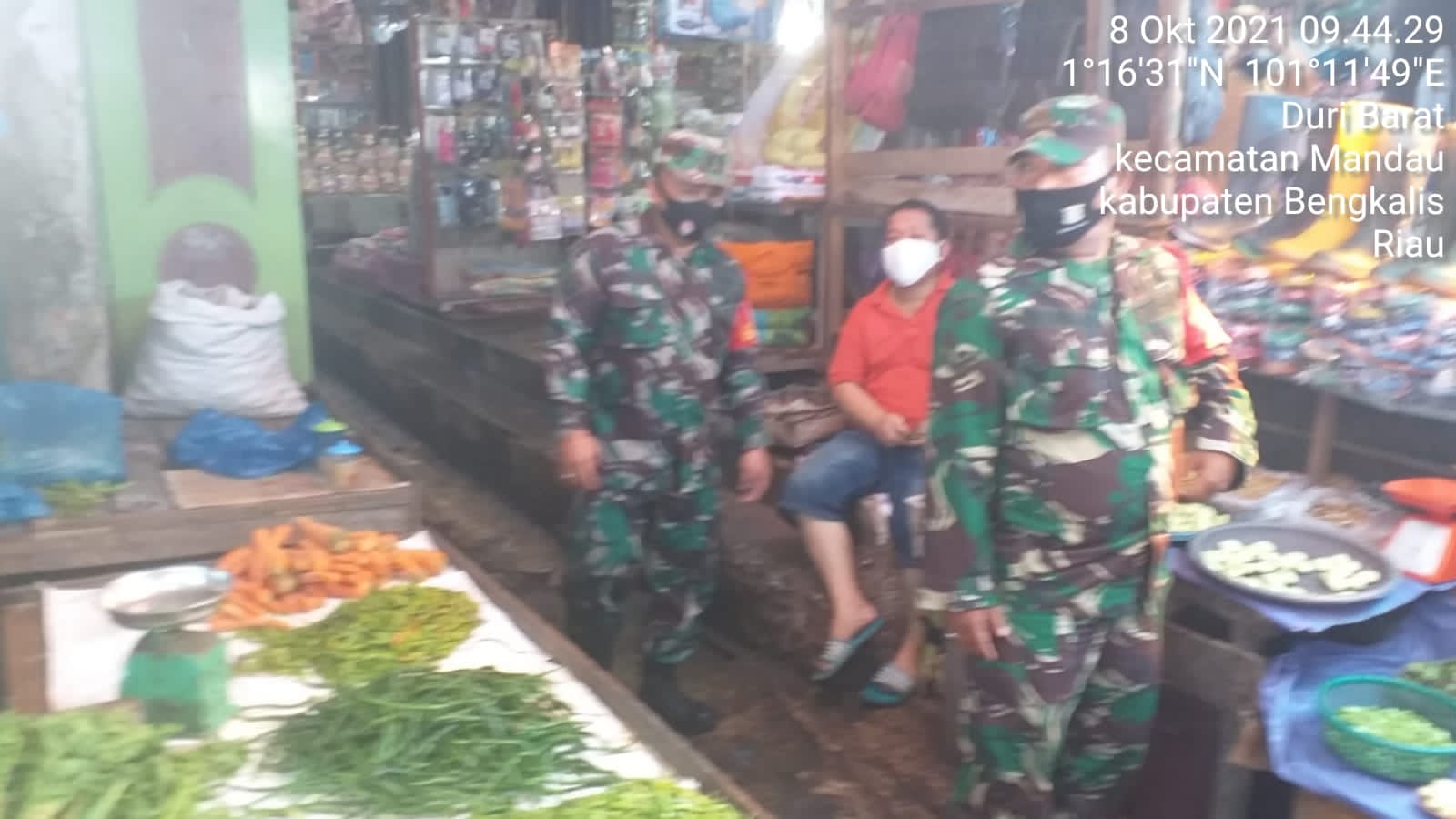 Taatilah Protkes Covid, Pesan Serka Tr. Lase dan Serda P. Sinaga di Pasar Dewi Sartika Mandau