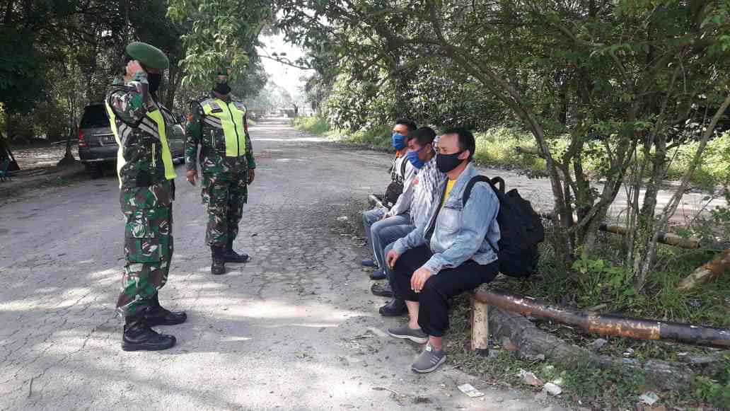 Sertu SDG Barus Babinsa Himbau Masyarakat Ikuti Protokol Kesehatan