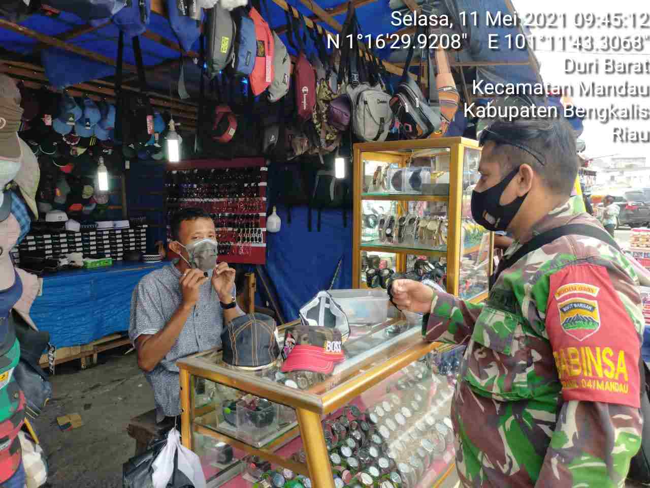 Sertu Alinaspi dan Kopda Muchsin Khan Himbau Pengunjung Pasar Dewi Sartika Mandau